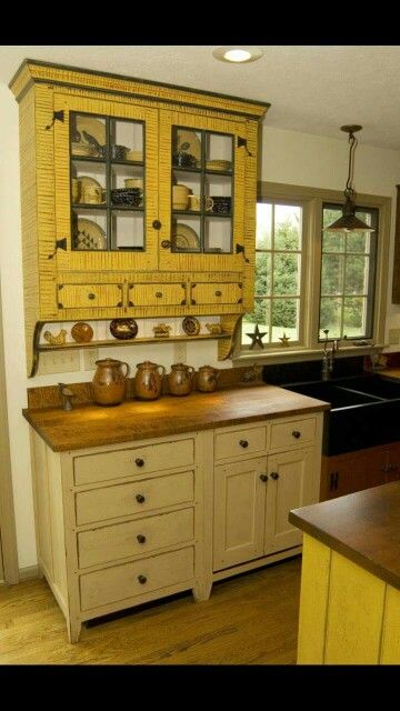 Primitive kitchen Dapur Rustic, Colonial Kitchens, Unfitted Kitchen, Antique Kitchen Cabinets, Kabinet Dapur, Rustic Cabinets, Primitive Homes, Cottage Kitchens, Primitive Kitchen