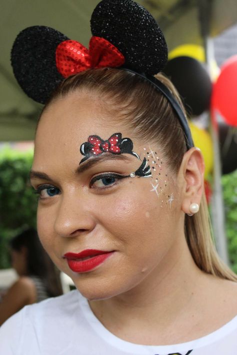 Minnie Mouse Face Painting, Mouse Face Paint, Disney Face Painting, Mouse Make Up, Disney Eye Makeup, Easy Face Painting Designs, Painting Daisy, Miki Mouse, Disney Eyes