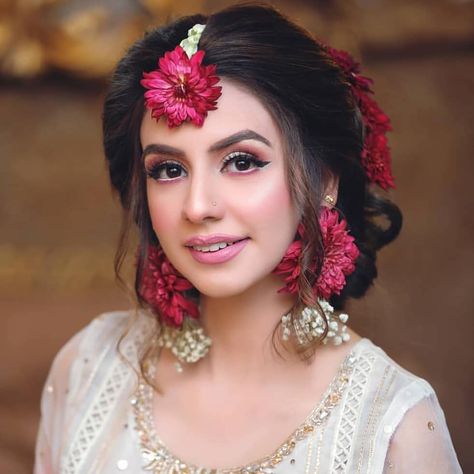 Floral  jewelry never go out of style ✅ @doctorblogger Pakistani Bridal Makeup Hairstyles, Flower Jewellery For Mehndi, Flower Jewelry Designs, Wedding Flower Jewelry, Pakistani Bridal Makeup, Bridal Hairdo, Perhiasan India, Bridal Dresses Pakistan, Indian Bridal Hairstyles