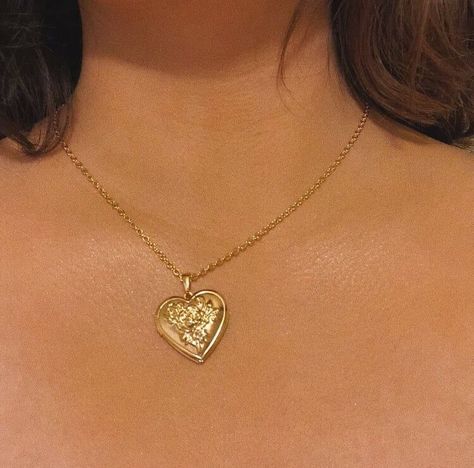 Necklaces Luxury, Aesthetic Heart, Heart Locket Necklace, Gold Diamond Earrings, Heart Locket, Jewelry Inspo, Dream Jewelry, Pretty Jewellery, Locket Necklace