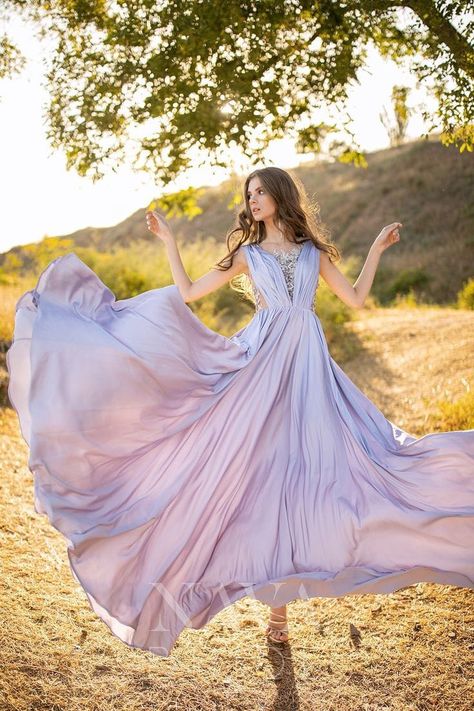 Long Dress Flowing In The Wind, Beautiful Dress Photoshoot, Poses In Long Gown, Big Dress Poses, Flowing Dress Photography, Flowy Dress Poses, Poses In Long Dresses, Vineyard Poses, Big Flowy Dress