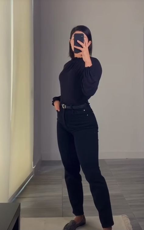 Black Receptionist Outfit, All Black Waitress Outfit Casual, All Black Receptionist Outfit, Black Retail Outfit, Black Jeans Interview Outfit, Business Casual All Black Outfits, Black Server Outfit, Server Outfit Restaurant All Black, All Black Server Outfit