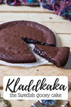 Kladdkaka is a Swedish chocolate cake. When cut, it is so gooey it's almost liquid. A cake you can’t say no to. Sticky Cake, Cinnamon Treats, Swedish Chocolate, Gooey Cake, Norwegian Food, Scandinavian Food, Blue Food, Swedish Recipes, Kitchen Stories