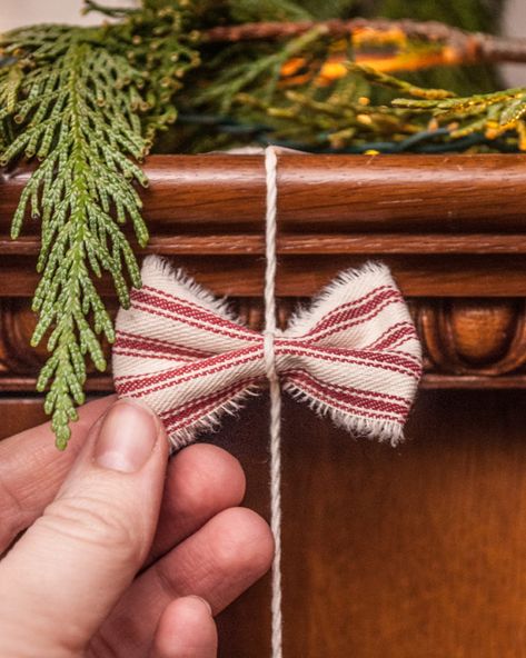 Forest Christmas Decor, Diy Fabric Garland, Simple Diy Crafts, Bow Ornaments, Primitive Christmas Crafts, Bow Garland, Pinecone Garland, Forest Christmas, Diy Christmas Garland