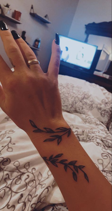 Wrap Around Wrist Tattoos, Henna Inspired Tattoos, Stylist Tattoos, Small Hand Tattoos, Cute Tattoos For Women, Classy Tattoos, Discreet Tattoos, Girly Tattoos, Subtle Tattoos