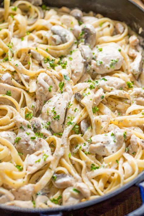 Mom's creamy Chicken Fettuccine Alfredo has been a family favorite for years! Classic Chicken Alfredo is a feel good comfort food - so creamy but light! | natashaskitchen.com Easy Chicken Fettuccine, Easy Chicken Fettuccine Alfredo, Chicken Fettuccini Alfredo, Chicken Alfredo Sauce, Simple Chicken Alfredo Recipe, Chicken Alfredo Fettuccine Recipe, Chicken Alfredo Recipe, Fettuccine Recipes, Chicken Fettuccine Alfredo