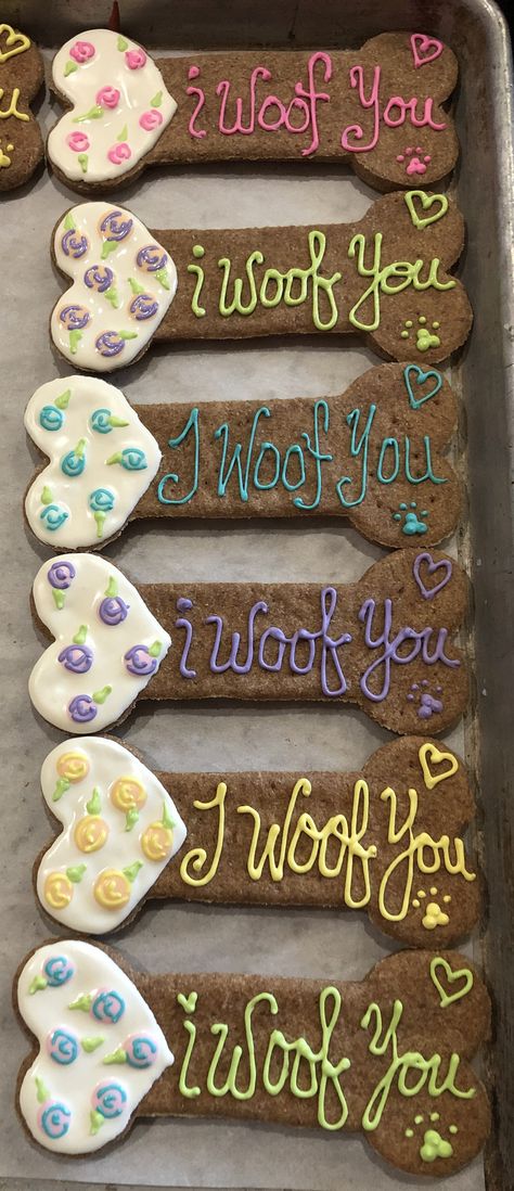 Dog Treat Gift Ideas, Dog Bone Decorated Cookies, Dog Biscuits Packaging, Packaging For Dog Treats, Vendor Booth Display Ideas Dog Treats, Dog Treats Decorated, Dog Treat Decorating, Dog Treat Vendor Booth, Decorating Dog Treats