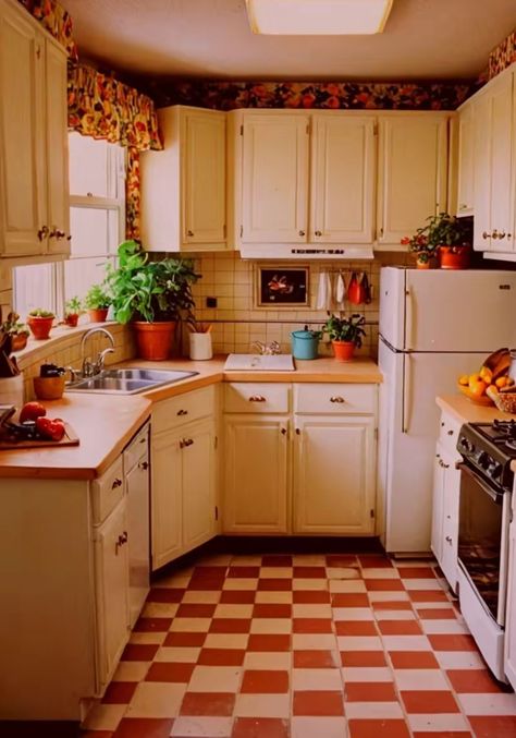 Kitchen 90s Style, 2000s Kitchen Aesthetic, 90s Sitcom Aesthetic, 90s Kitchen Aesthetic, 90s House Aesthetic, 90s Home Aesthetic, 80s House Exterior, 1980 House, 80s House Interior