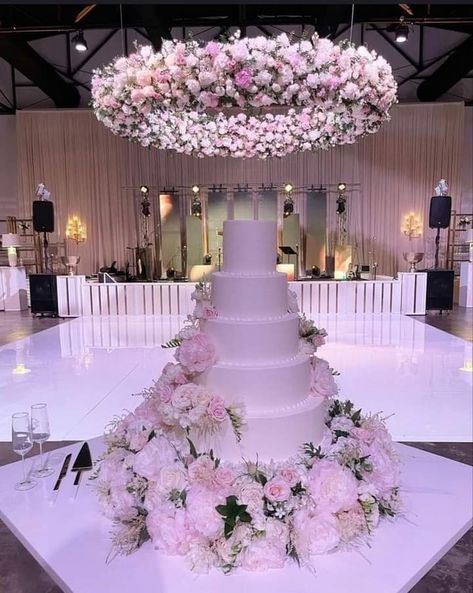 Giant Wedding Cakes Elegant, Massive Wedding Cake, Coloured Wedding Dress Different, Wedding Cakes Big, Huge Wedding Cakes, Wedding Cake Pink, Cake World, Fairytale Wedding Dress, Fancy Wedding Cakes