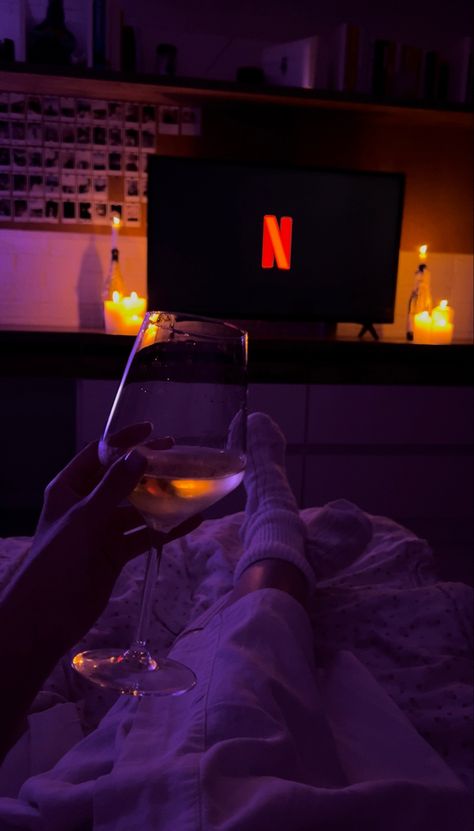 Netflix And Chill Aesthetic, Calm Night, Spanish Projects, Fav Aesthetic, Chill Mood, Cute Beach Pictures, Beautiful Wallpapers For Iphone, Bedroom Cupboard Designs, Time Pictures