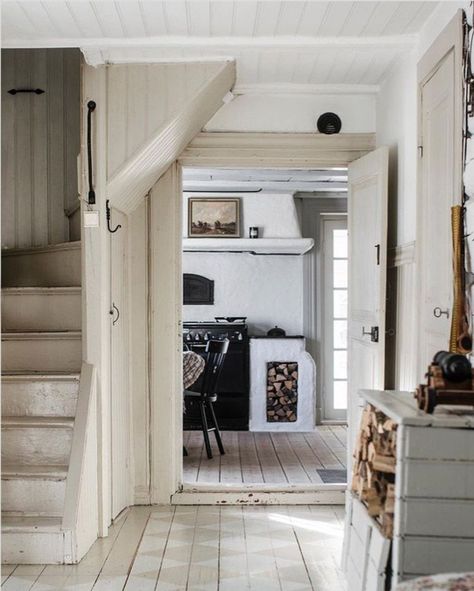 Farmhouse Entrance, Minimalism Living, Swedish Farmhouse, Scandinavian Cottage, Swedish Interiors, Swedish Cottage, Swedish Style, Cottage Interior, Swedish House