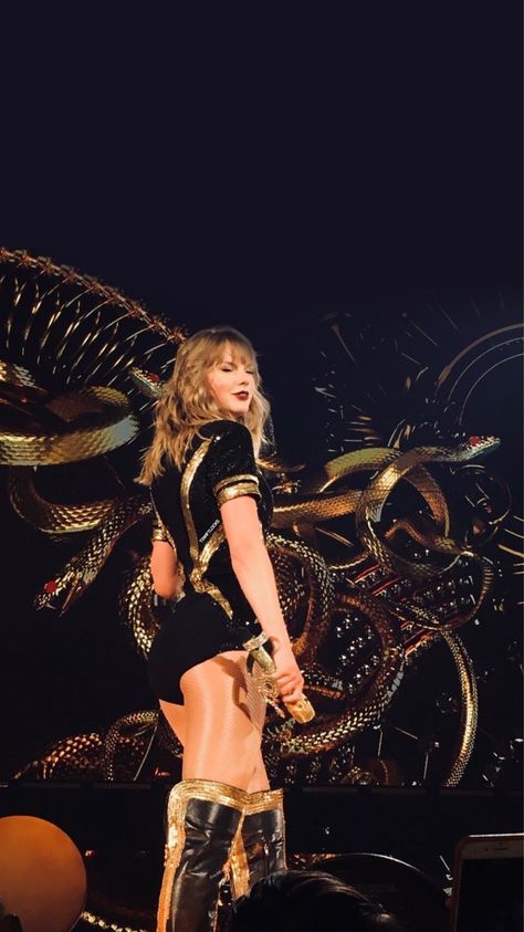 Taylor Swift Performing, Taylor Swift Fotos, Reputation Tour, Taylor Swift Legs, Taylor Swift Tour Outfits, Swift Tour, Taylor Swift Cute, Estilo Taylor Swift, Taylor Swift Posters