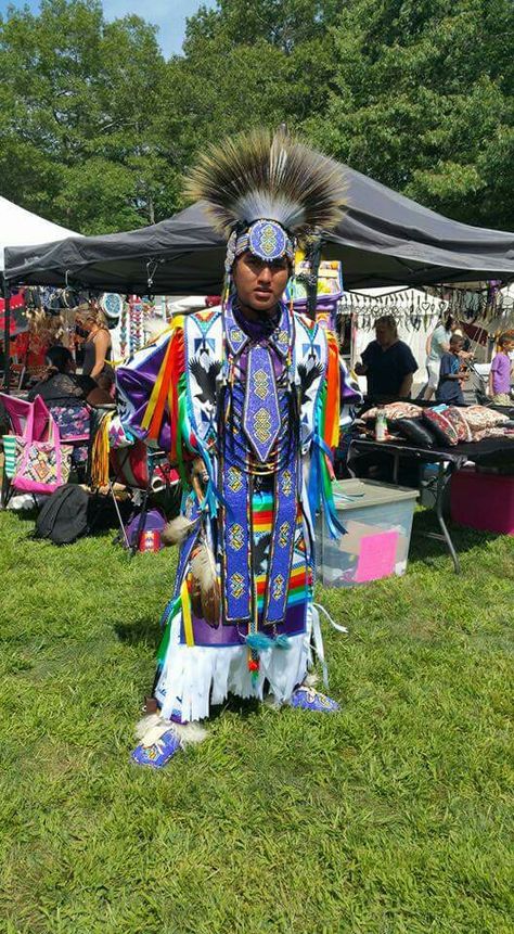 Grass dance outfit Grass Dance Regalia, Grass Dance Outfits, Native Outfits, Powwow Regalia, Walk In The Spirit, Native American Regalia, Native Dress, Beautiful Canada, Native American Photos