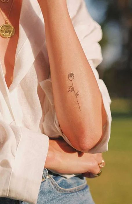 30 Cool Small Tattoos for Women in 2021 - The Trend Spotter Simple Rose Outline, Minimalist Rose Tattoo, Rose Tattoo Hand, Tato Naruto, Tato Mandala, Tato Maori, Yellow Rose Tattoos, Simple Rose Tattoo, Forearm Tattoo Ideas