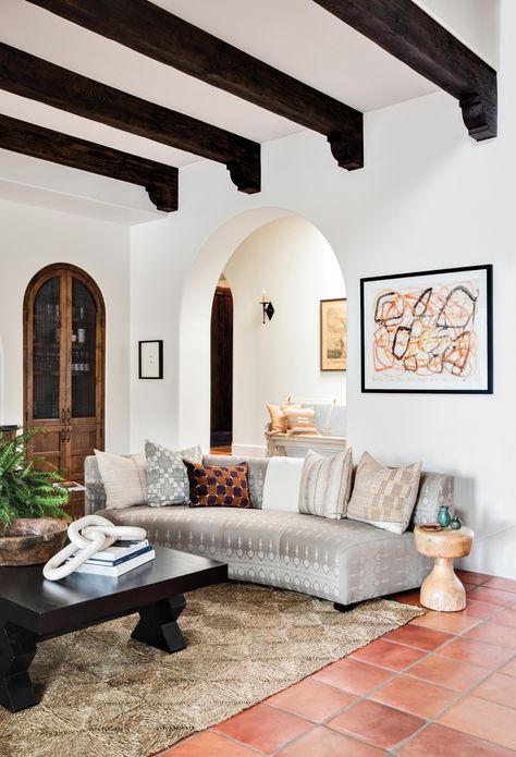 Modern Spanish Style Homes Interior, Spanish Style Homes Interior, Spanish Style Living Room, Modern Spanish Style Homes, Spanish Living Room, Spanish Style Home Interior, Modern Spanish Style, Mediterranean Living Room, Country Style Furniture