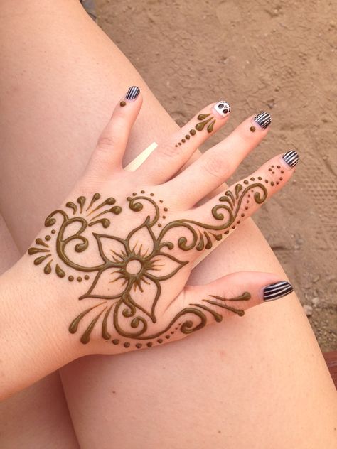 Flower 🌺 Hand Henna Designs Flower, Henna Tattoo Designs Hand Flowers, Dragonfly Henna, Flower Henna Design, Henna Tattoo Flower, Tattoo Ideas Easy, Tattoo Designs Hand, Flower Henna Designs, Flowers Henna