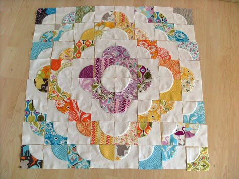 Accuquilt Drunkard's Path Tutorial  I love this pattern! Drunkards Path Quilt, Traditional Patchwork, Drunkards Path, Scrappy Quilt Patterns, Circle Quilts, Medallion Quilt, Quilting Room, Flower Quilt, Patchwork Quilt Patterns