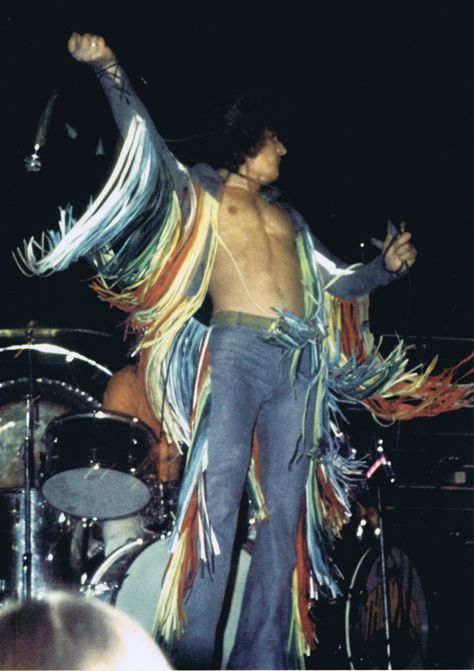 Roger Daltrey Lead Singer Aesthetic, Mens Hippie Fashion, Aesthetic Outfits For Men, Singer Aesthetic, John Entwistle, 60s Rock, Roger Daltrey, Behind Blue Eyes, Pete Townshend