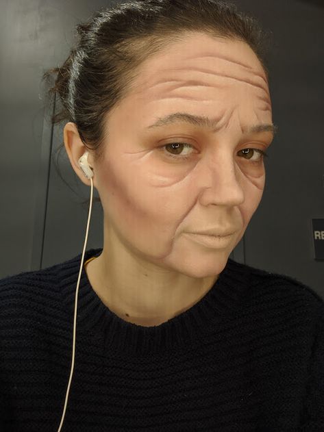 How To Make Fake Wrinkles With Makeup, Old Person Makeup Tutorial, Makeup Wrinkles Tutorial, Old Person Makeup, Fake Wrinkles, Wrinkle Makeup, Old Man Makeup, Stage Makeup Tutorial, Old Lady Halloween