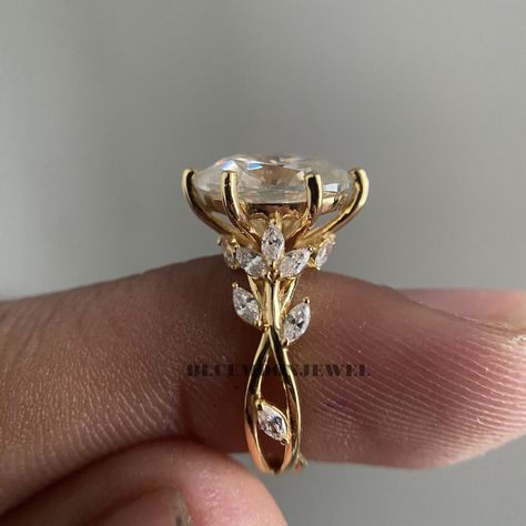 Gemstone Marquise Engagement Ring, Simple Gold Wedding Rings Vintage, Unique Engagement Rings Moissanite, 1920 Engagement Ring, Moissanite Engagement Ring Vintage, Pretty Engagement Rings, Dream Wedding Ring, Ring Inspo, Cute Engagement Rings