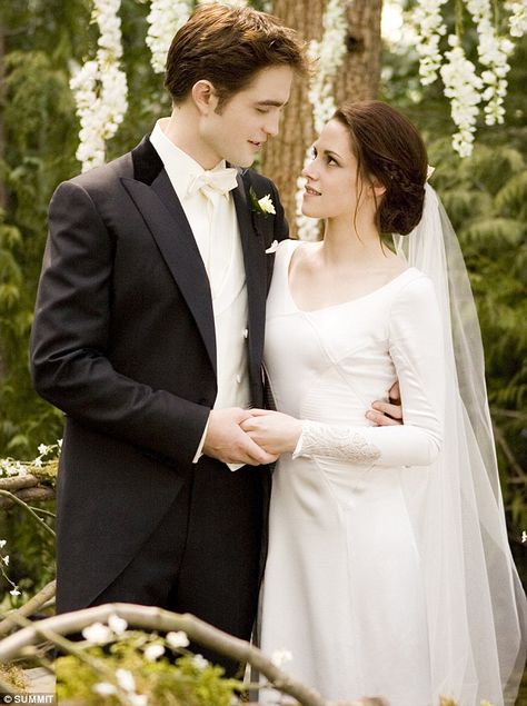 Kristen Stewart as Bella Swan in "The Twilight Saga: Breaking Dawn" - Designed by Carolina Herrera Bella Swan Wedding Dress, Twilight Wedding Dresses, Bella Y Edward, Bella Wedding Dress, Movie Wedding Dresses, Celebrity Wedding Gowns, Twilight Wedding, Swan Wedding, Robert Pattinson Twilight