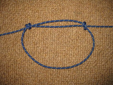 Picture of Reverse Sliding Knot for Bracelets...great instructions Fishermans Knot, Sliding Knot Bracelet, Overhand Knot, Jewelry Knots, Bracelet Knots, Coin Pendant Necklace, Crochet Bracelet, Knot Bracelet, Sliding Knot