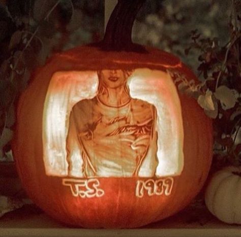 1989 pumpkin Taylor Swift Pumpkin, Cute Painted Pumpkin Ideas, Cute Pumpkin Carving, Pumkin Carving, Creative Pumpkin Carving, Easy Pumpkin Carving, Pumpkin Carving Patterns, Pumpkin Carvings Stencils, Creative Pumpkins