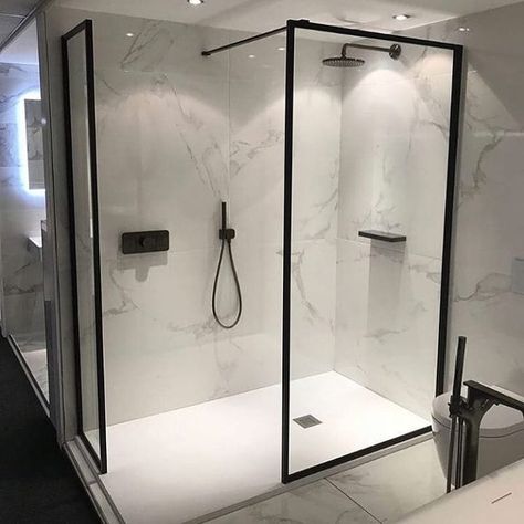 black interior design on Instagram: “Your thoughts about this place ? 😎👌 If you are looking for inspiration and fashion, follow 👉@black.interior1 🏠🏘️♥️ Tag your friends ♥️ 🏘️ 🏠…” Bathroom Set Ideas, Drømme Bad, Black Bathroom Taps, Dekorere Bad, Bathroom Appliances, Luxury Bathroom Master Baths, Matte Black Bathroom, Chic Bathrooms, Dream Bathrooms