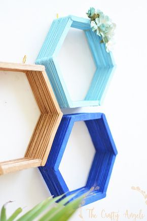 Popsicle Stick Decor, Stick Decor, Diy Regal, Diy Hanging Shelves, Ideas Regalos, Diy Popsicle, Hexagon Shelves, Diy Wand, Diy Wall Shelves