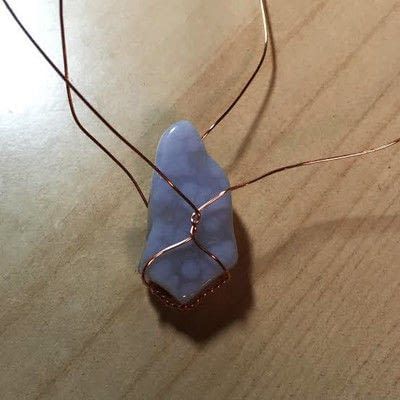 How To Wire Wrap Irregular Stones, How To Wrap Stones, How To Wire Wrap Stones, How To Wire Wrap Crystals, Wire Jewelry Tutorial Step By Step, Easy Wire Wrapping Stones, Simple Wire Wrapped Pendant, Diy Stone Wrapping, Wrapping Stones