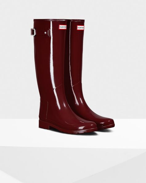 Burgundy. Wellies. Hunter Refined Gloss Original in Dulse. Inspi Shoes, Wishlist Shoes, Hunter Refined, Hunter Boots Outfit, Hunter Wellies, Boots Store, Fantastic Shoes, Fashionable Snow Boots, Hunter Rain Boots