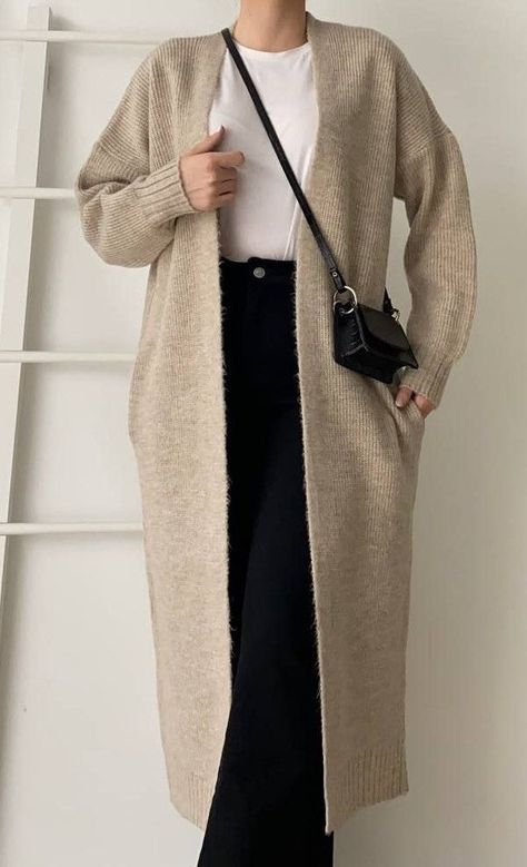 This trendy long cardigan in sandy beige colour with pockets and ribbed cuff sleeves makes a perfect go-to with any outfit. Keeps you comfortably warm. Maxi Cardigan Outfit, Beige Cardigan Outfit, Outfit With Long Cardigan, Winter Cardigan Outfit, Long Sweater Outfits, Long Cardigan Outfit, Casual Winter Outfit, Estilo Hijab, Basic Black Dress