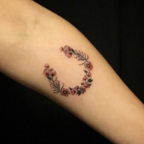 Floral horseshoe Horseshoe Tattoo, A Small Tattoo, Silver Tattoo, Horse Shoe Tattoo, Horse Tattoo Design, Shoe Tattoos, Cowgirl Tattoos, Ring Finger Tattoos, Disney Tattoo