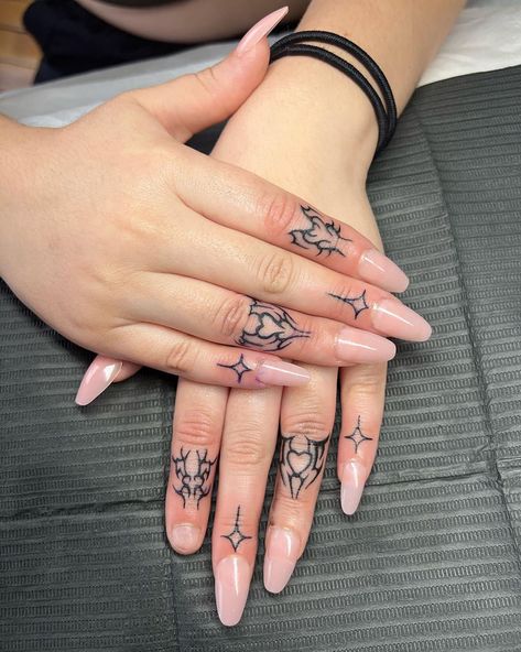 Simple Cute Hand Tattoos For Women, Side Finger Tattoos For Women, Vine Finger Tattoos, Finger Tattoos Fade, Finger Tattoo Ideas, Middle Finger Tattoos, Finger Tattoos For Couples, 2023 Tattoo, Side Hand Tattoos