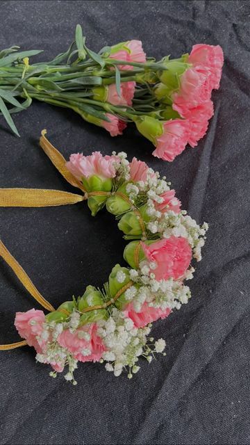 Colours For Wedding, Flower Garland Diy, Saree Hairstyles, Garland Diy, Diwali Greetings, South Indian Weddings, Pink Carnations, Carnation Flower, Baby Shower Flowers