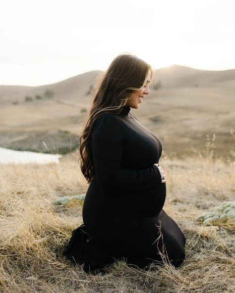 Fall Black Dress Maternity Pictures, Maternity Photo Black Dress, Maternity Photos Black Dress, Black Maternity Dress Photoshoot, Black Dress Maternity Shoot Casual, Black Dress Maternity Pictures, Maternity Session Black Dress, Maternity Photography Black Dress, Black Dress Maternity