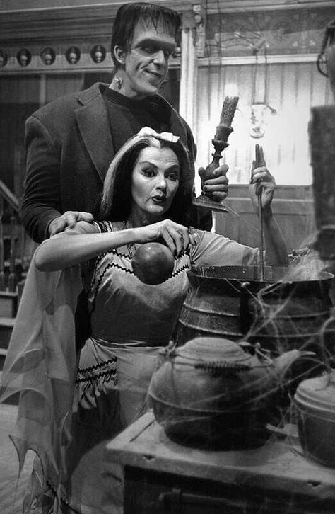 HERMAN AND LILY MUNSTER - Family photos!!! Lilly Munster, Munster Family, Munsters Tv Show, Herman Munster, The Munster, Lily Munster, Yvonne De Carlo, The Munsters, Classic Monsters