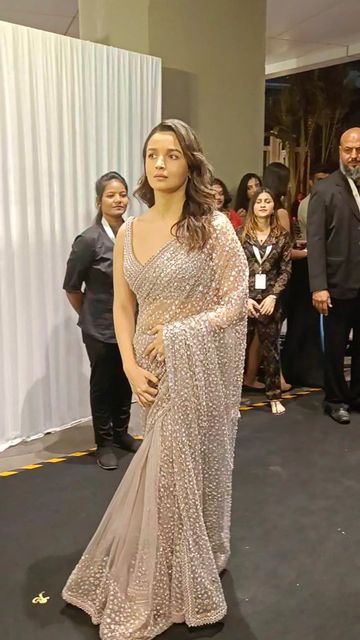 Aalia Bhatt Saree, Alia Bhatt Saree Looks, Alia Bhatt Saree, Saree Pattern, Reception Saree, Wedding Dresses Men Indian, Designer Sarees Wedding, Belly Shirts, Sarees Wedding