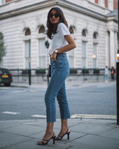 Hannah | COCOBEAUTEA on Instagram: “Can’t resist a blue jeans and white tee combo 🤷🏽‍♀️” Cocobeautea Summer, Cocobeautea Outfit, Light Blue Jeans, Classic Jeans, Jeans White, Fashion Lighting, Fall Fashion Outfits, Suit Fashion, White Tee