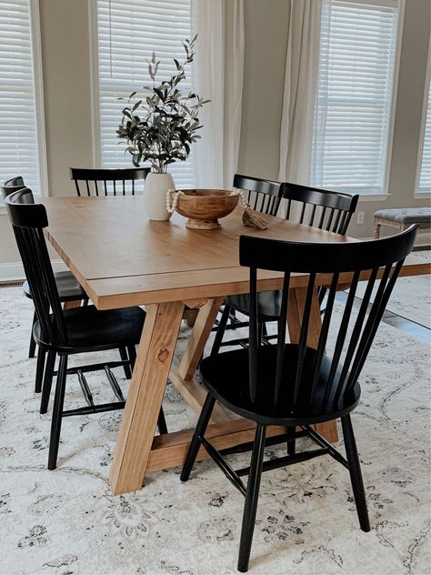 Selección de Wood Farmhouse Leona Extension … de LTK Small Dining Room Large Table, Black And Beige Dining Room, Wood Table Black Chairs Dining Rooms, Light Wood Table With Black Chairs, Black And Wood Dining Room, Wood Table With Black Chairs, Table With Black Chairs, Light Wood Table, Beige Dining Room