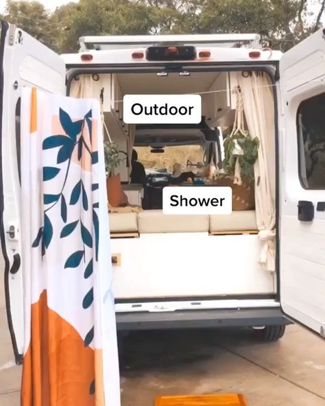 Vanlife Living on Instagram: “Outdoor shower inspiration by @wellnesswithcourtnie !😍🚿 Follow @vanlife.living for more!💛” Campervan Exterior, Omgebouwde Bus, Husbil Makeover, Bil Camping, Kombi Motorhome, Camper Van Life, Interior Boho, Bus Living, Kombi Home