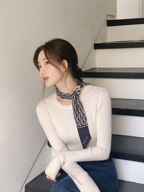 Silk Neck Scarf Outfit, Neck Scarf Outfit, Scarf Outfits, Modest Girly Outfits, Neat Casual Outfits, Outfit Korean Style, Elegant Outfit Classy, Classic Style Outfits, Scarf Outfit