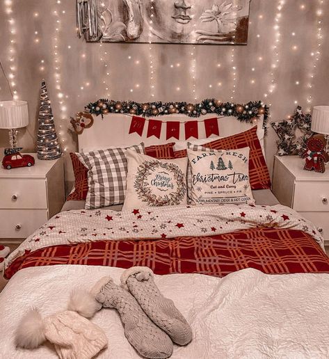 Christmas Room Inspiration, Holiday Bedroom Decor, Christmas Bedroom Decor, Holiday Room Decor, Holiday Bedroom, Winter Bedroom, Holiday Room, Cozy Christmas Decor, Christmas Living Room