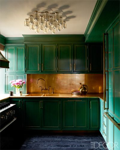 In the kitchen of actress Cameron Diaz's Manhattan apartment, designed by Kelly Wearstler. Manhattan Kitchen, Celebrity Kitchens, Copper Backsplash, Herringbone Backsplash, Green Kitchen Cabinets, Manhattan Apartment, Classic Kitchen, Green Cabinets, New York Apartment