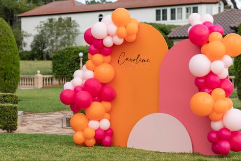 Pink and orange balloons, photo backdrop, birthday party props and ideas Pink And Orange Photo Backdrop, Pink And Orange Backdrop, Pink Orange Balloons, Spritz Party, Backdrop Sweet 16, Hens Ideas, 30th Ideas, Grad Party Theme, Teen Birthday Party