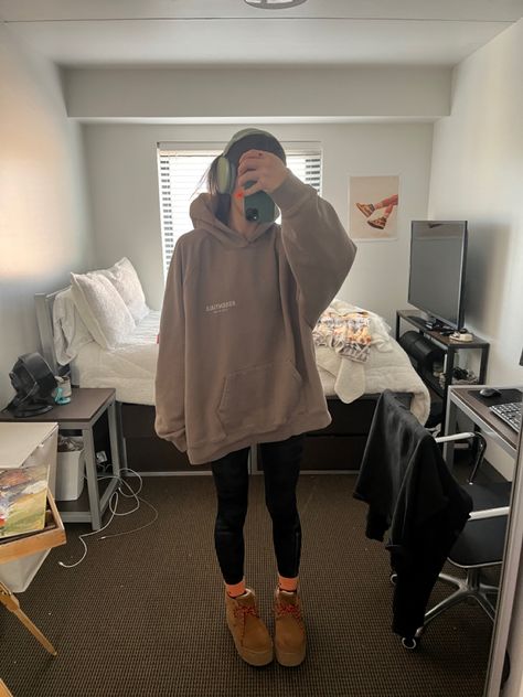 comfy casual black camo leggings and oversized hoodie and platform uggs Oversized Hoodie Winter Outfit, Leggings And Hoodie Aesthetic, Hoodie Leggings Outfit Winter, Huge Hoodie Outfit, Super Oversized Hoodie Outfit, Oversized Hoodie Outfit Summer, Leggings And Hoodie Outfit Casual, Oversized Crewneck Outfit Leggings, Outfits With Oversized Hoodies