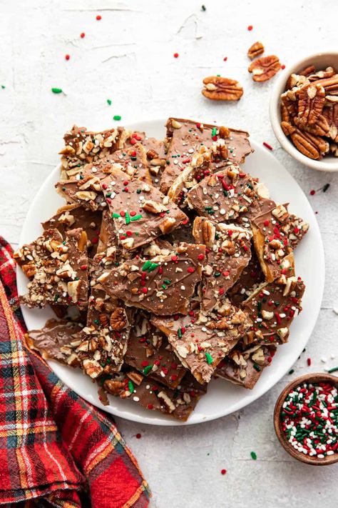 Carmel Chocolate, Saltine Toffee, Crumb Recipe, Vegetarian Christmas, Creamy Pasta Dishes, Caramel Recipes Sauce, Christmas Desserts Easy, Caramel Toffee, Christmas Sprinkles