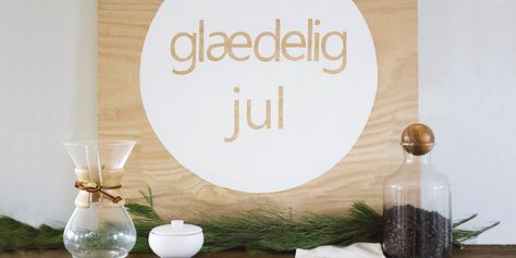 This DIY Scandinavian Christmas wall sign is fast & easy to make. Add to your Scandinavian Christmas decor with this DIY beautiful project from Anna Smith! Norwegian Cottage, Hygge Holiday, Scandinavian Christmas Decor, Scandinavian Holiday, Scandinavian Holidays, Anna Smith, Hygge Christmas, Scandinavian Christmas Decorations, House Deco