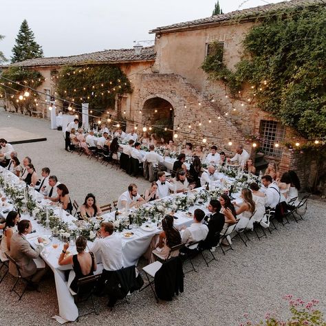 Wedding Venue Italy Aesthetic, Italian Garden Wedding Reception, Wedding Inspo Classic, Ischia Italy Wedding, Italian Wedding Villa, Italy Villa Wedding, Small Villa Wedding, Villa Catignano Wedding, Mexican Villa Wedding