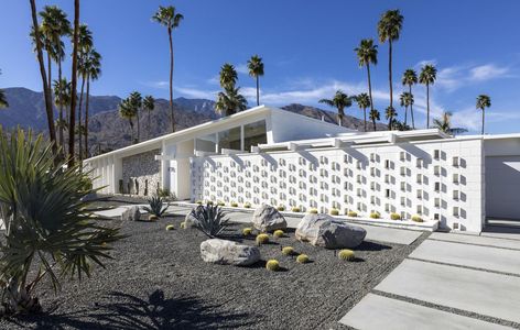 Seduced by the architecture of Palm Springs, a Pasadena-based cosmetics CEO — born and raised in the South of France — renovates a neglected midcentury modern home for weekend escapes. The home, affectionately called “Maison a l’Orange,” will be open to the public during Modernism Week. Atomic Ranch House, Palm Springs Weekend, Palm Springs Interior Design, Mid Century Modern Architecture, Palm Springs Homes, Palm Springs Houses, Palm Springs Mid Century Modern, Palm Springs House, Palm Springs Home